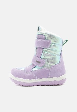 Lila Wildlederstiefel mit holografischen Akzenten, zwei verstellbaren Klettverschlüssen, strukturierten Oberflächen und einer weißen Gummisohle mit Zickzackmuster.