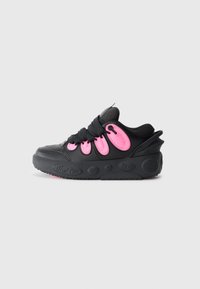 Czarne sneakersy z różowymi akcentami, teksturowany materiał, zaokrąglony kształt i gruba podeszwa z okrągłymi wzorami oraz elastycznymi sznurówkami ułatwiającymi zakładanie.