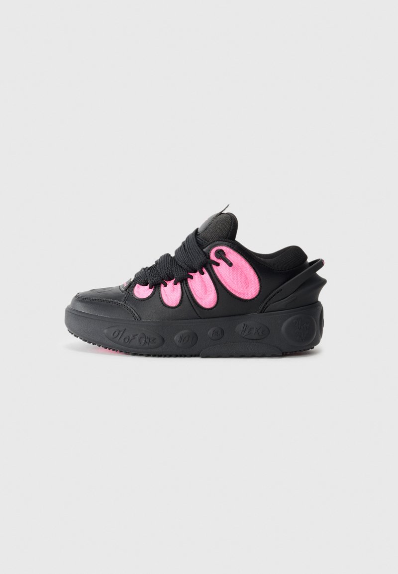 Czarne sneakersy z różowymi akcentami, teksturowany materiał, zaokrąglony kształt i gruba podeszwa z okrągłymi wzorami oraz elastycznymi sznurówkami ułatwiającymi zakładanie.