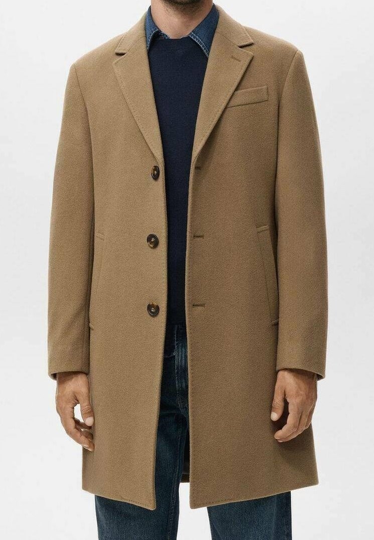 Manteau en laine marron à coupe cintrée, avec trois boutons, revers crantés, poches latérales et texture lisse. Porté sur un pull bleu marine.