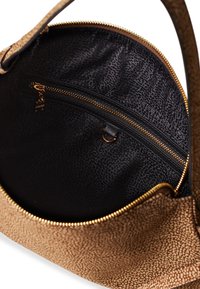 Borsa a mano di colore beige con una fodera interna liscia, tasca con zip e dettagli in hardware dorato. L'interno presenta un motivo sottile.
