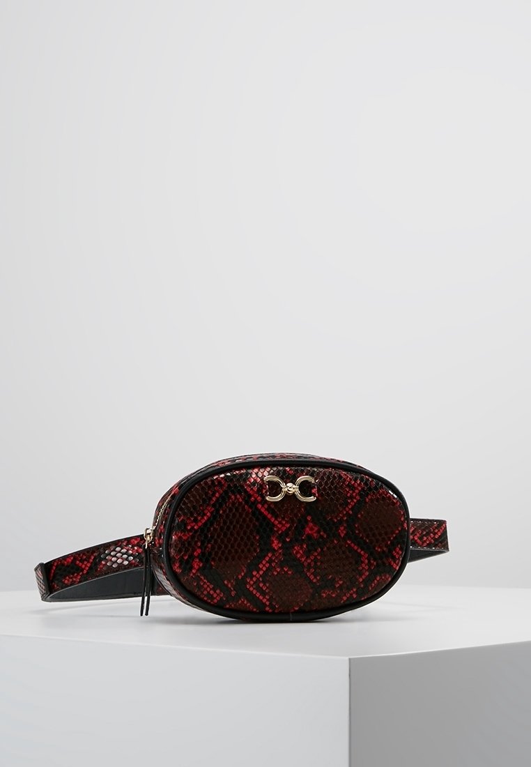 Marsupio stampato a tema serpente rosso e nero con una texture lucida, forma ovale, tracolla nera e dettagli in metallo dorato sulla parte anteriore.