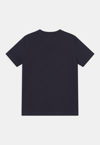 Dunkelblaues Baumwoll-T-Shirt, Kurzarm, Rundhalsausschnitt, mit einem schlichten Design und minimalen Stickdetails am Kragen und Saum.