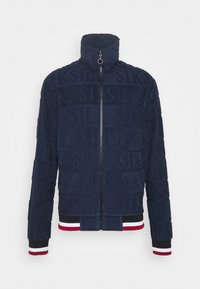 Marineblauw zip-up jack gemaakt van gestructureerde stof met een herhaald logo patroon, een hoge kraag en geribbelde boorden en zoom met strepen.