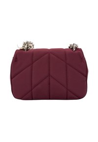 Borsa a tracolla in pelle bordeaux trapuntata con forma rettangolare, manici in catena argentata e un evidente motivo a rombi sulla parte frontale.