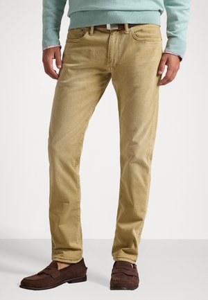 SULLIVAN SLIM GARMENT-DYED STRETCH JEAN - Sirgete säärtega teksad - hillstone classic camel