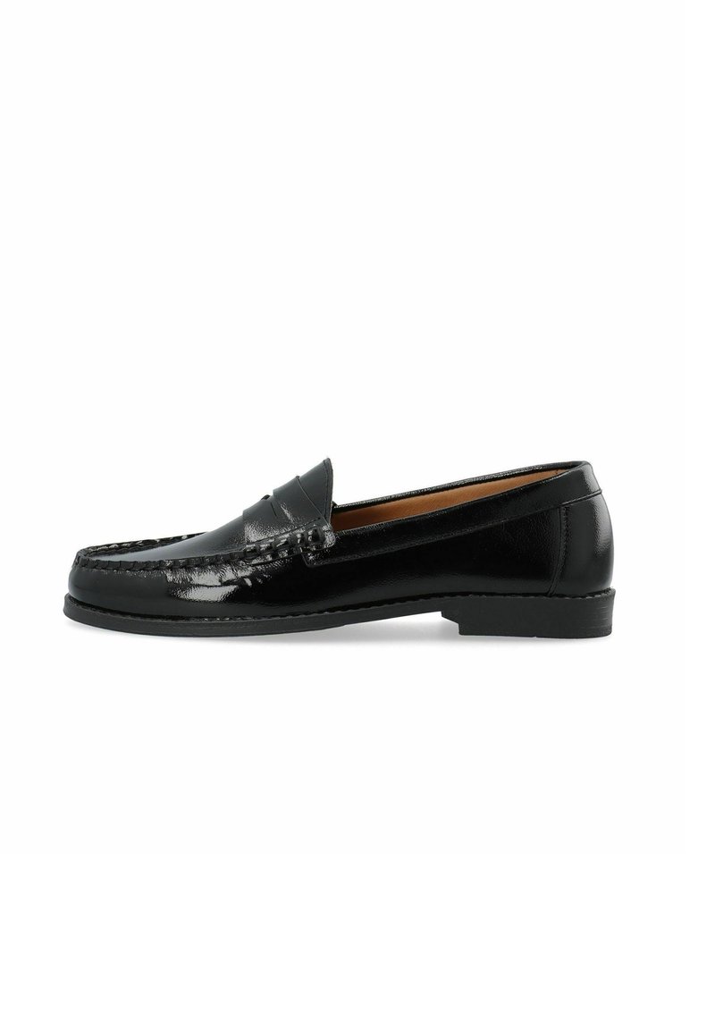 Sorte læderloafer med en blank finish, der har et syet dekorativt bånd og en flad gummisål. Klassisk design, lav profil.