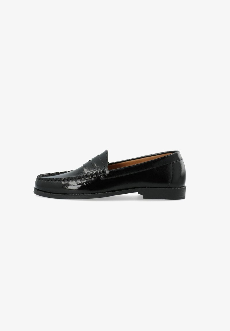 Sorte læderloafer med en blank finish, der har et syet dekorativt bånd og en flad gummisål. Klassisk design, lav profil.