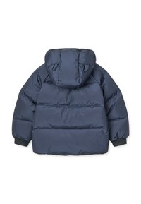 Tumed sinine fliispusa kuuega, mis sisaldab õmmeldud osi, elastseid mansette ja siledat tekstuuri. Minimalistlik disain, ilma nähtavate kaunistusteta.