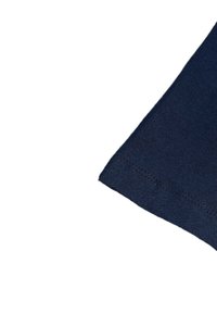Granatowa koszulka z gładkiego materiału, krótki rękaw z prostym dołem, z wyraźnym, starannym szwem wzdłuż krawędzi.