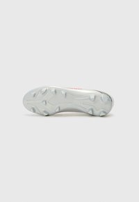 Witte voetbalschoenen zool met gevormde noppen, met een gestructureerd oppervlak en een subtiele zwarte accent. Rode "ICESSI" logo nabij de hiel.