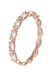 Ring aus Roségold mit einem wellenförmigen Design und besetzt mit markant geschliffenen klaren Edelsteinen, die eine durchgehende Linie um den Ring bilden.
