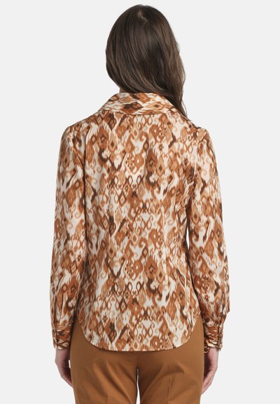 Camicia a maniche lunghe in tessuto morbido con motivo astratto marrone e crema, con scollo con colletto e polsini con bottoni.
