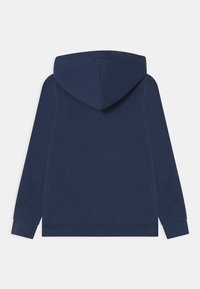 Felpa blu navy con cappuccio ampio, maniche lunghe e polsini e orlo a coste. Realizzata in tessuto morbido con una consistenza liscia.