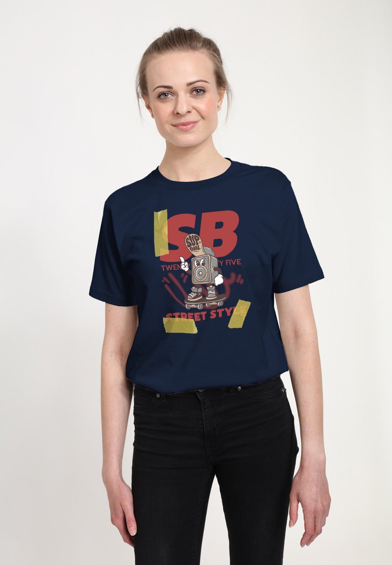 Námořnická modrá bavlněná tričko s grafickým designem a tučnou červenou typografií, doplněné ilustrací reproduktoru na skateboardu, zvýrazněné žlutou páskou.