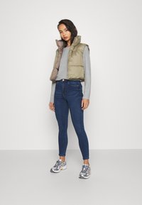 Vero Moda Petite VMDOFFY O NECK - Maglione - light grey/melange