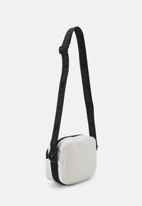 Tommy Jeans DAILY CROSSOVER UNISEX - Skulderveske - ancient white