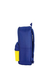 Niebieski plecak z materiału z boczną żółtą kieszenią, zamek błyskawiczny, regulowane paski i wyściełane plecy dla komfortu.