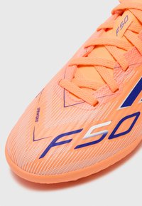 adidas Performance F50 LEAGUE UNISEX - Jalkapallokengät nurmikolle - beam orange/lucid blue/ftwr white