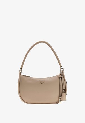 Sac à épaule en cuir beige avec fermeture à glissière incurvée en haut, poignée enveloppée et pompons décoratifs avec accents métalliques.