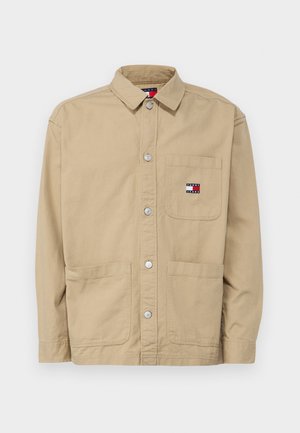 Chaqueta caqui de algodón con cuello tipo solapa, bolsillo delantero, dos grandes bolsillos delanteros y botones a presión plateados. Pequeño logo en el pecho.