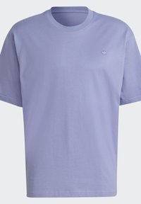 Levandulové bavlněné tričko s krátkým rukávem, kulatým výstřihem a malým vyšívaným logem na hrudi. Hladká textura, volný střih.