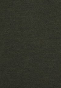 Texture de tissu côtelé vert foncé avec un motif tricoté vertical fin, uniformément tissé sur toute la surface.