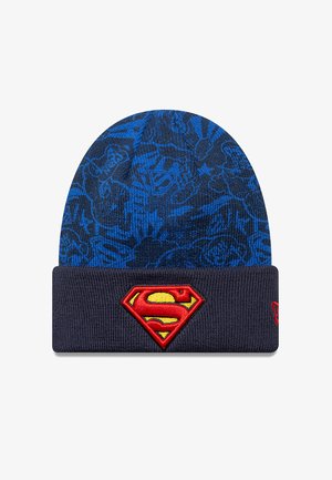 Cappello di lana blu con motivi grafici di blu scuro; presenta un logo ricamato di Superman in rosso e giallo su un polsino a coste blu navy.