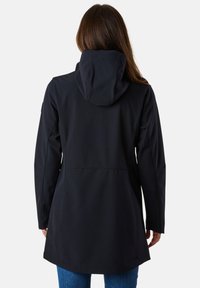 Wodoodporny czarny płaszcz z kapturem, długimi rękawami i nieco dłuższym tyłem. Gładka tekstura, minimalistyczny design bez widocznych zapięć.