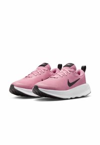 Zapatillas de running sintéticas rosas con un upper texturizado, que presentan detalles en negro, un logo y una mediasuela blanca acolchada. Diseño de suela exterior con tacos.