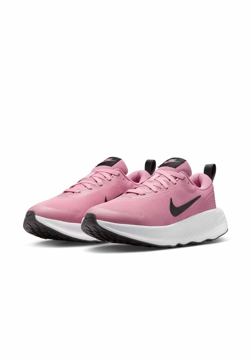 Chaussures de course synthétiques roses avec une tige texturée, comportant des accents noirs, un logo et une semelle intermédiaire blanche rembourrée. Design de semelle extérieure crantée.