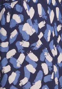 Tessuto di cotone con uno sfondo blu navy e motivi di pennellate irregolari in diverse sfumature di blu e bianco, creando un aspetto texturizzato.