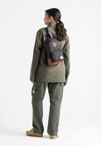 Herschel HERITAGE 8L - Bandolera - camel