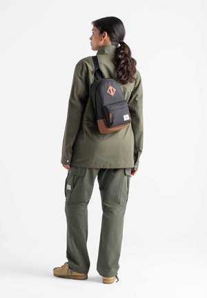 HERITAGE 8L - Bandolera - camel