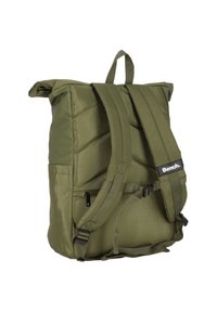 Sac à dos en nylon vert avec texture rembourrée, sangles ajustables, fermeture enroulable et poches latérales. Présente un patch logo noir.