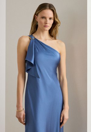 Asymmetrisches blaues Satinkleid mit einem wallenden Schultervolant und goldenen Applikationen. Glatte Textur und figurbetonte Silhouette.