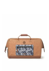 Braune Kunstleder-Reisetasche mit einer gemusterten navyblauen und weißen Reißverschlusstasche auf der Vorderseite sowie zwei Griffen zum Tragen.