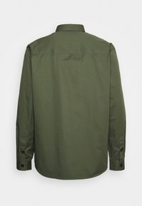 Olive zielona koszula z długim rękawem, wykonana z gładkiego materiału, z klasycznym kołnierzykiem, prostym krojem i guzikowymi mankietami.