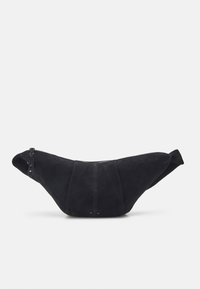 Trousseau en suède noir avec une forme incurvée, fermeture éclair avant et couture décorative. Dispose de deux sangles latérales et d'une texture lisse.