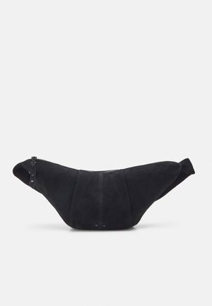 Sort suedes mavepung med buet form, front lynlås lukning og dekorativ syning. Har to sideseler og glat tekstur.