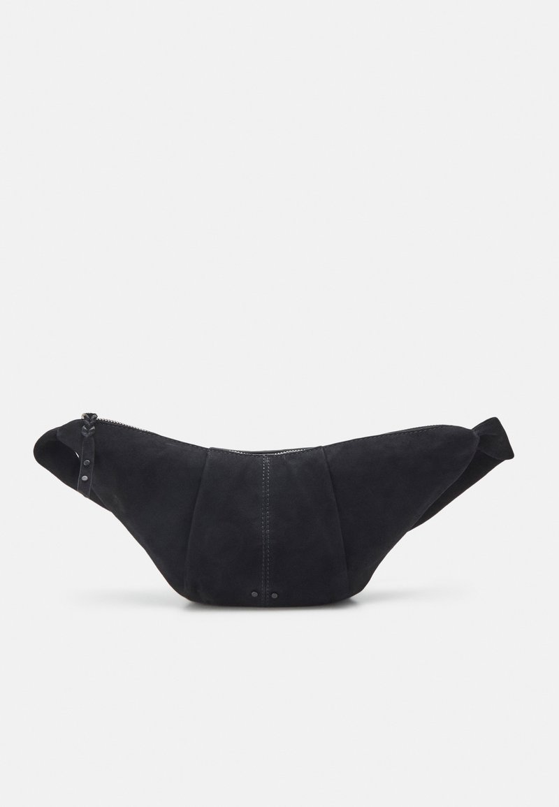 Trousseau en suède noir avec une forme incurvée, fermeture éclair avant et couture décorative. Dispose de deux sangles latérales et d'une texture lisse.