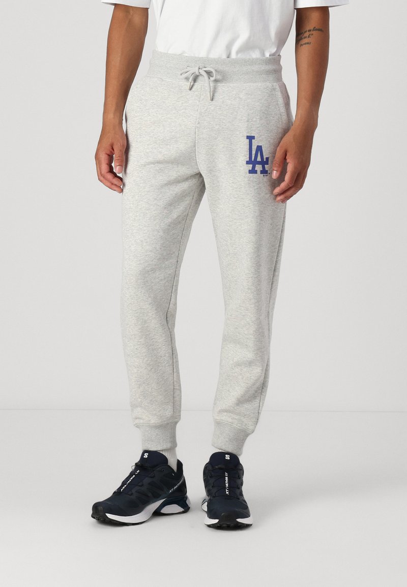 Graue Sweatpants aus weichem Stoff mit elastischem Bund und Kordelzug; mit blauem "LA"-Logo auf dem linken Oberschenkel.