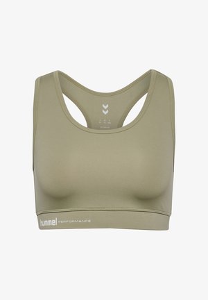 Sportbeha in olijfgroen gemaakt van glad, rekbaar materiaal. Heeft een racerback-ontwerp en "hummel PERFORMANCE" branding aan de onderkant.