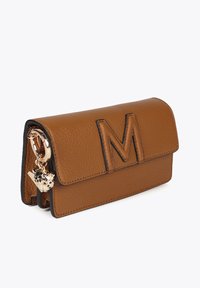 Portafoglio in pelle marrone con chiusura a flap, caratterizzato da un logo "M" impresso e un charm in metallo dorato. Finitura testurizzata e bordi in contrasto.