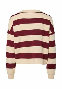 Tumši sarkans un krēmkrāsas svītrains adīts džemperis, īss dizains, ribota aproce, apaļa kakla izgriezuma, mīksta tekstūra. Aizmugurē redzamas platākas svītras.