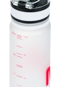 Bottiglia d'acqua in plastica trasparente con finitura opaca, marcature rosse per le misure, un coperchio nero e un collo stretto per facilitare la bevuta.