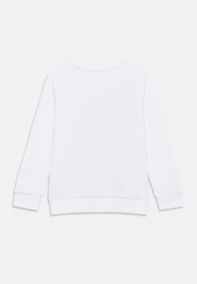 Vienkārša balta garām piedurknēm jaka ar ribotām aprocēm, jostasvietu un apaļu kakla izgriezumu, redzama no mugurpuses gaišā fonā.