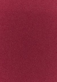 Texture de tissu rouge uni avec un tissage fin, couleur uniforme et surface légèrement réfléchissante.