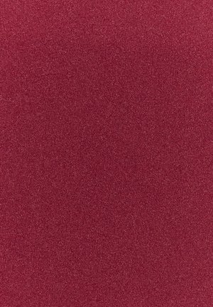 Textura de tela roja sólida con tejido fino, color uniforme y superficie ligeramente reflectante.