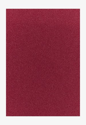 Structuur van een effen rode stof met fijne weving, gelijkmatig gekleurd en licht reflecterend oppervlak.